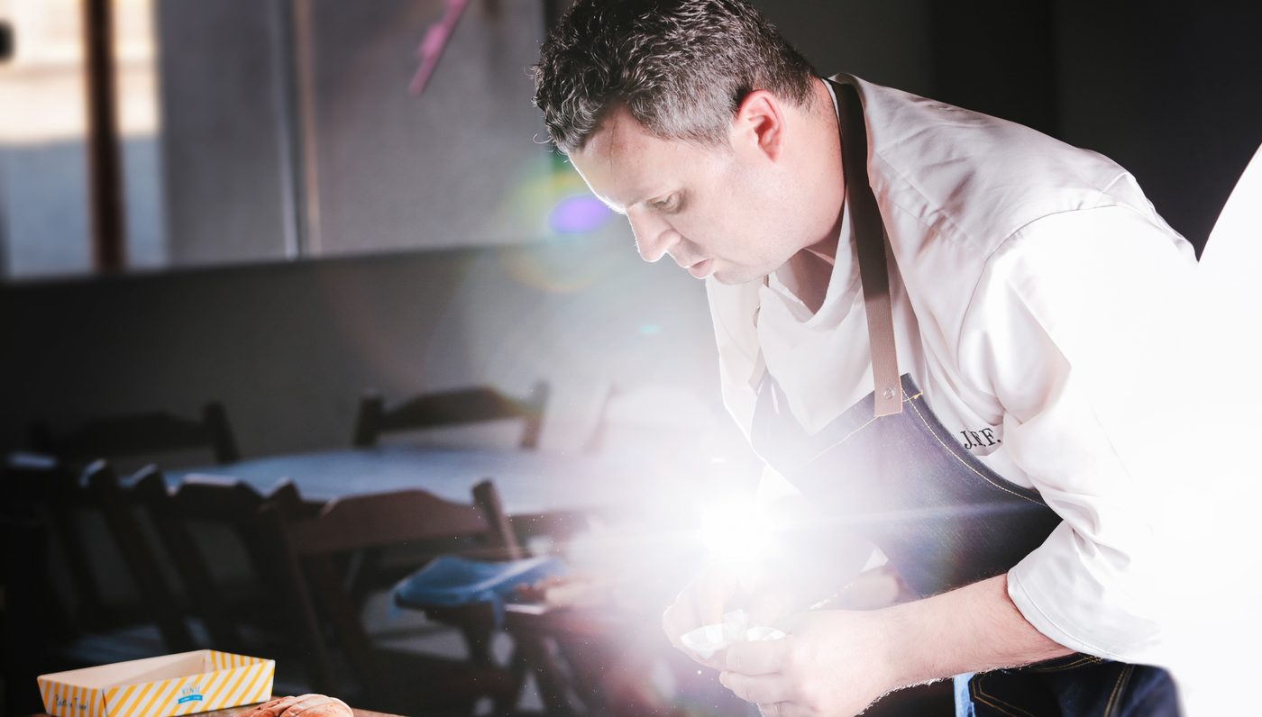 Chef Jaime J. Ferreira Filho preparando um prato